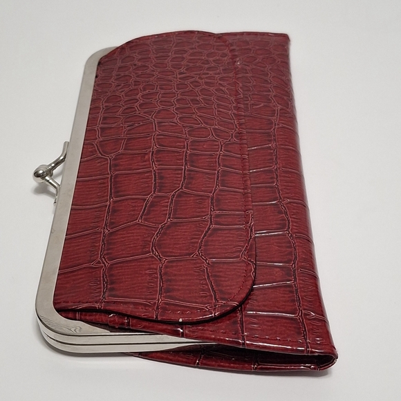 Red Faux Alligator Clutch Purse Chrome Trim Twist Snap Closure - Picture 4 of 9